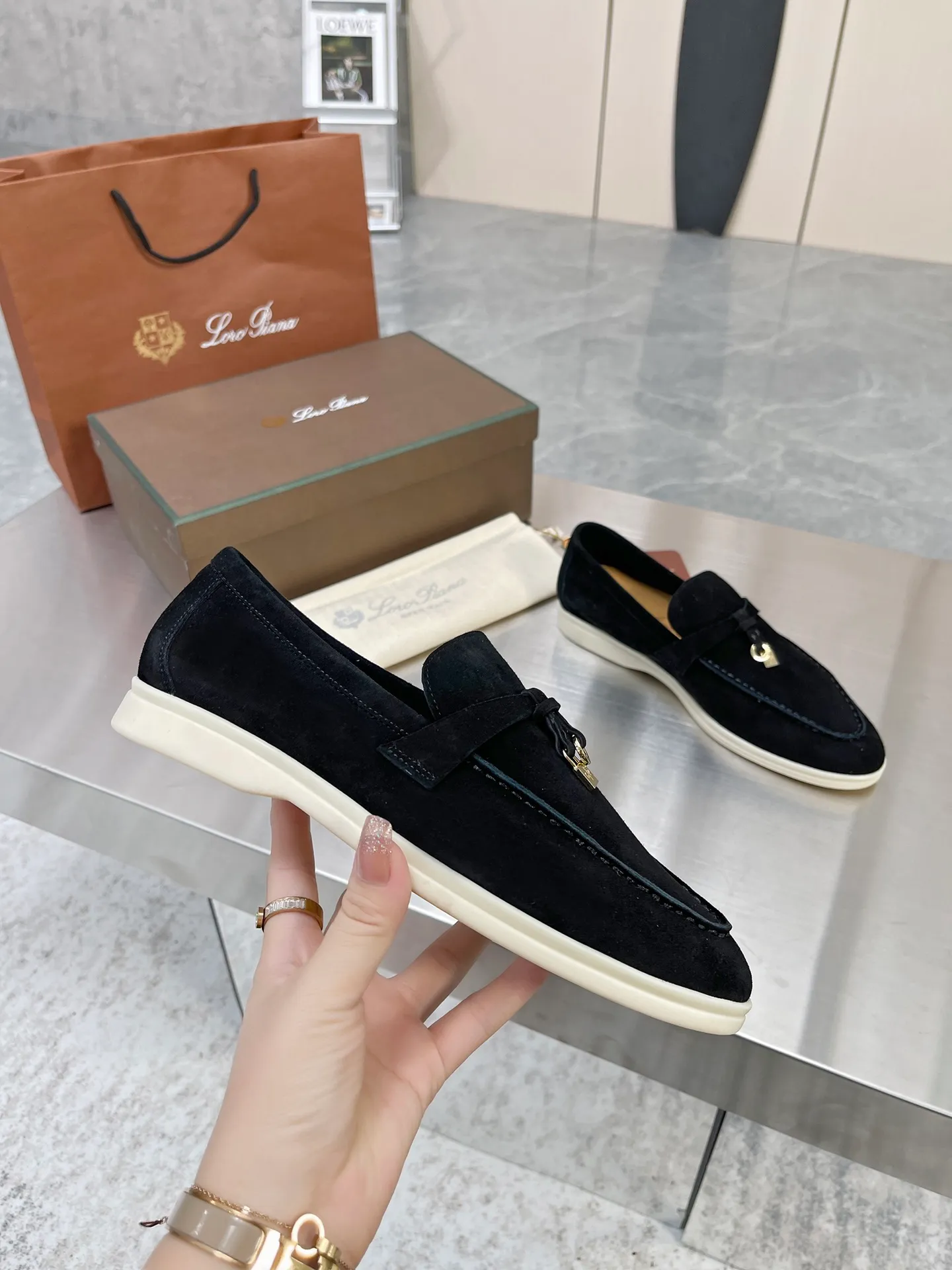 👟👟Ex-factory price 480👟👟 Loro 👟👟Ex-factory price iana Nuoyoupanya 2022 adds new colors, classic lock style, girls’ favorite. It is said that your feet will not get tired after walking for a long time. I wonder if you have tried it! It feels like you are stepping on clouds. It does not scratch your feet at all. It is comfortable, handsome and low-key. It is the same style for men and women. The upper is semi-handmade. Size: Women's size 35-42, Men's size 39-46. Upper: 100% imported high silk nylon.  Inner lining: 100% imported high silk nylon. Insole: 100% imported water-dyed cowhide. Outsole: 100% original. Raw rubber outsole Glue: 100% no glue smell